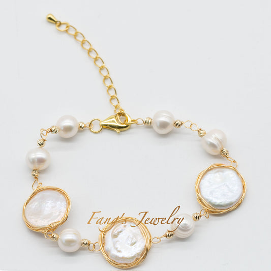 "Celeste Pearl" Gold Framed Circle Bracelet